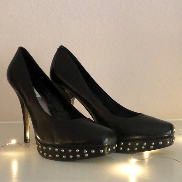 Steve Madden Shoes - Steve Madden black 4 in pump with riveting detail.